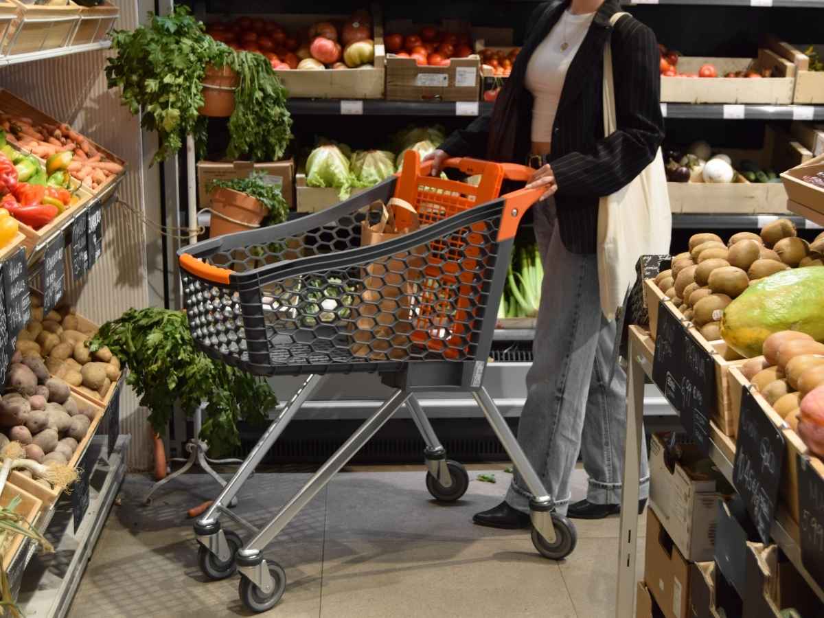 Donna da la spesa al supermercato 