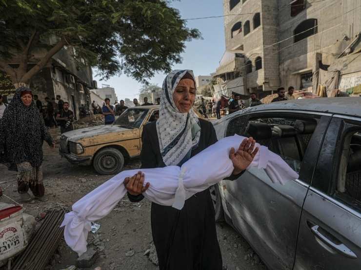 Gaza, una donna piange per la morte del figlio