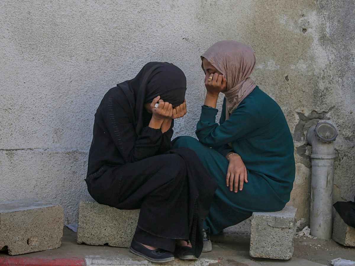 Due donne a Gaza si riparano dalle bombe