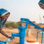 Due donne raccolgono acqua