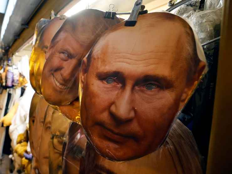 Due maschere raffiguranti Donald Trump e Vladimir Putin