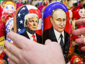 Due matrioske raffiguranti Donald Trump e Vladimir Putin