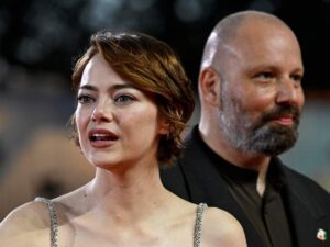 Emma Stone con il regista greco Lanthimos sul red carpet di Bugonia al Festival del Cinema di Venezia