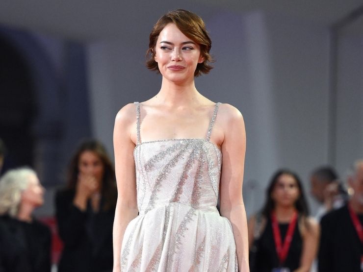 Emma Stone sorride sul red carpet del film Bugonia al Festival del Cinema di Venezia