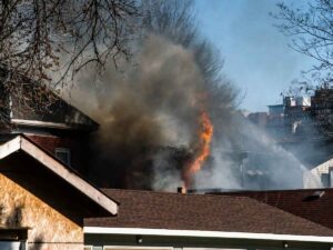 È scoppiato un incendio vicino casa mia, cosa fare