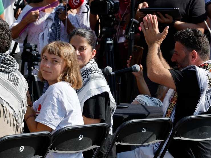 Greta thunberg, l'attivista svedese Yasemin Acar e Saif Abukeshek durante la conferenza stampa a Barcellona prima di salpare per Gaza