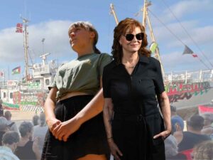 Greta Thunberg e Susan Sarandon, sullo sfondo una barca della Freedom Flotilla