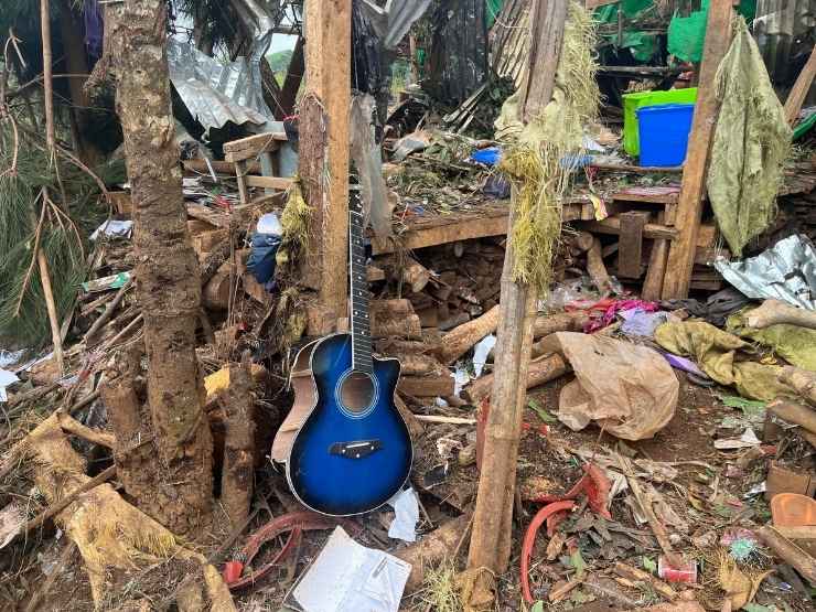 La chitarra di un bambino tra le macerie della guerra in Myanmar