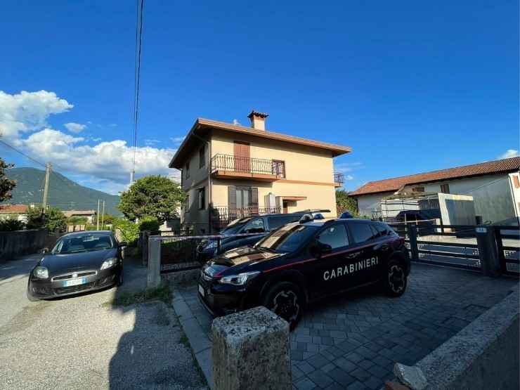 I carabinieri davanti alla casa di Gemona dove si è consumato l'omicidio di Alessandro Venier