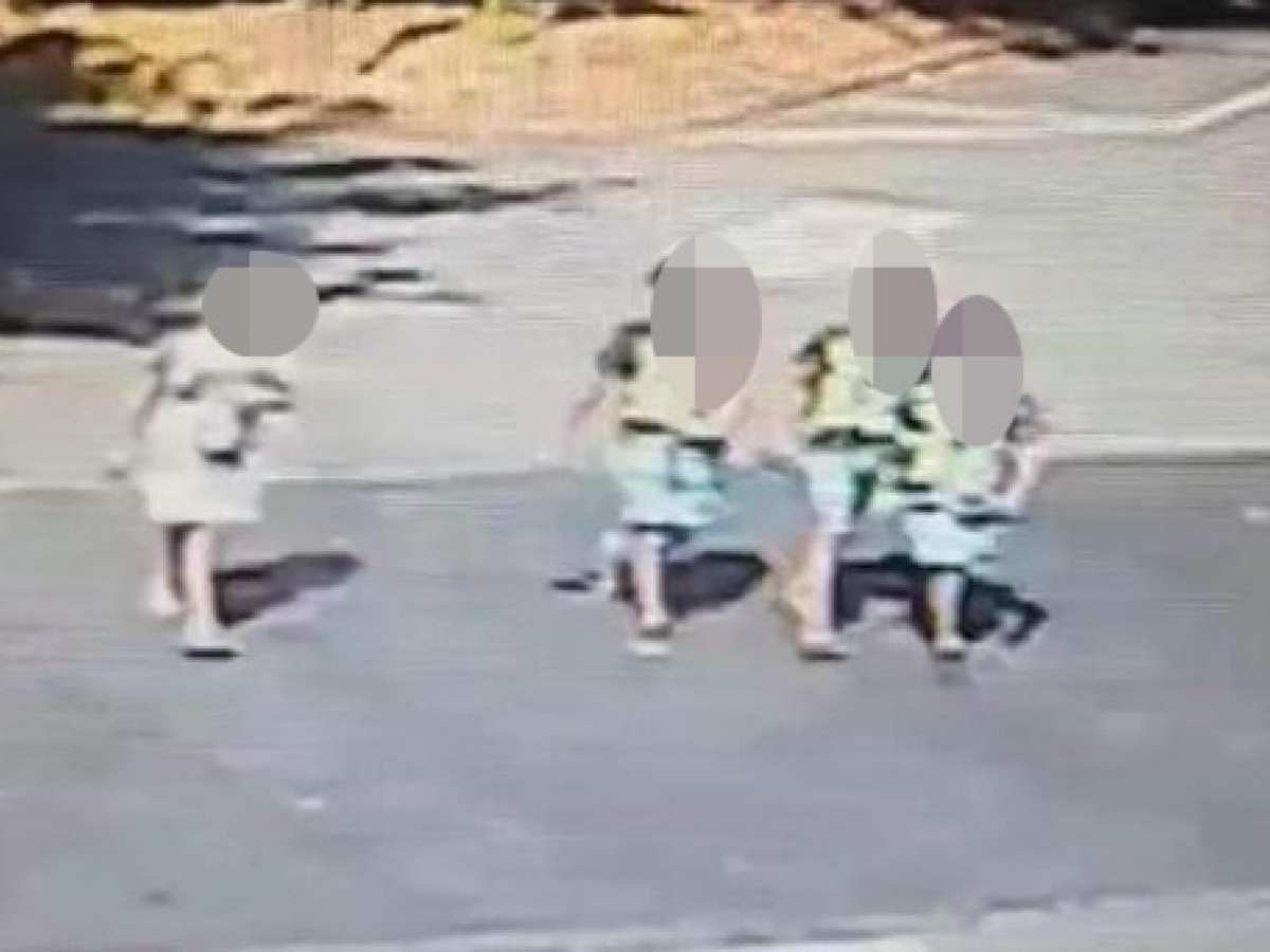 I quattro bambini ripresi dalle telecamere di videosorveglianza che hanno permesso ai vigili di trovarli nel campo rom