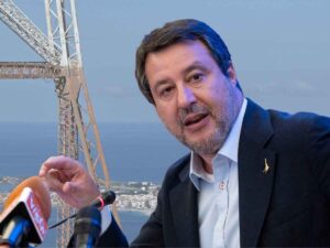 Il Ponte sullo Stretto di Messina sullo sfondo, il Ministro Matteo Salvini in primo piano
