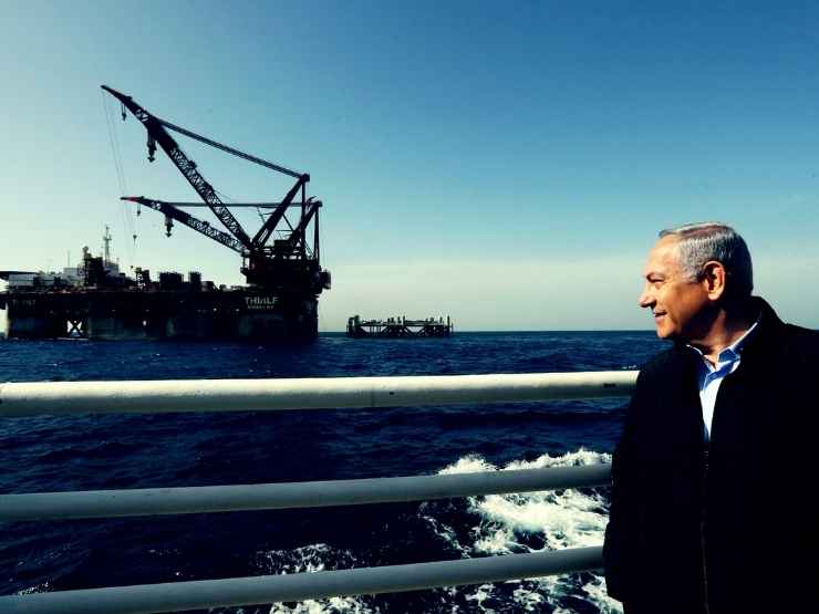 Il premier israeliano Benjamin Netanyahu guarda l'impianto Leviathan