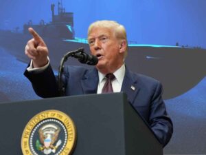 Il presidente Usa Donald Trump, sullo sfondo un sottomarino
