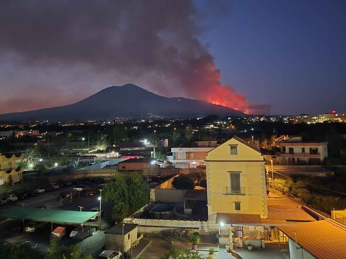 Il Vesuvio brucia, c’è la mano criminale? Ecco chi pagò per l’incendio del 2017. I cittadini: “Siamo nuovamente sotto attacco” Il Vesuvio brucia, c’è la mano criminale? Ecco chi pagò per l’incendio del 2017. I cittadini: “Siamo nuovamente sotto attacco”