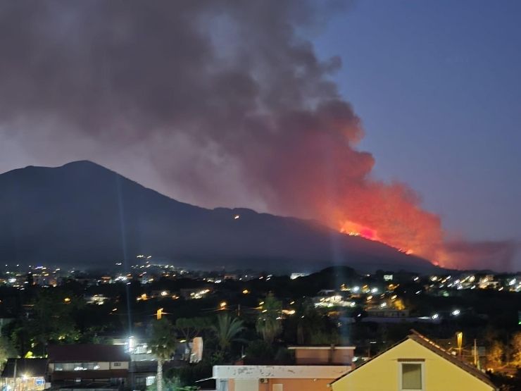 Incendio sul Vesuvio ad agosto del 2025
