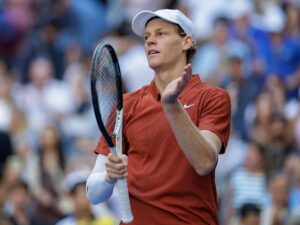 Jannik Sinner mentre gioca a tennis
