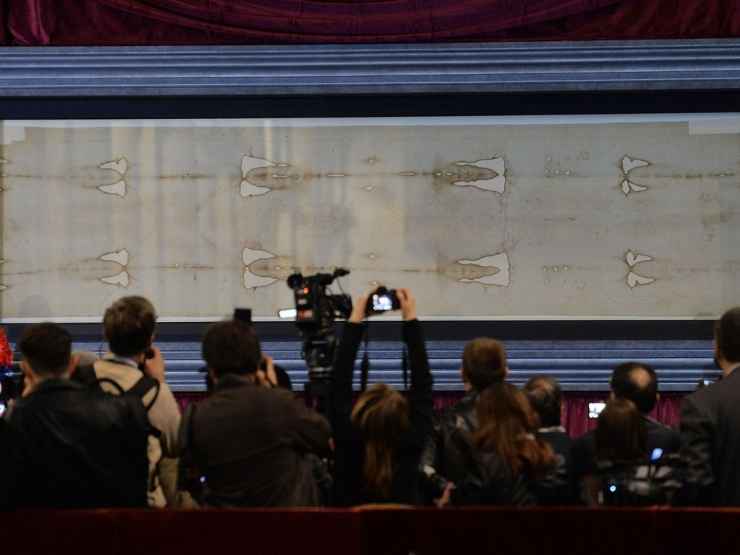 La Sindone durante un'ostensione a Torino negli ultimi tempi