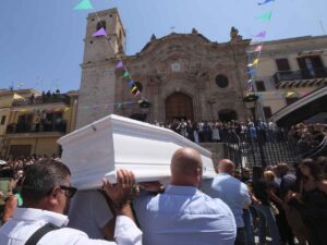 La bara di Simona Cinà mentre entra in Chiesa a Capaci