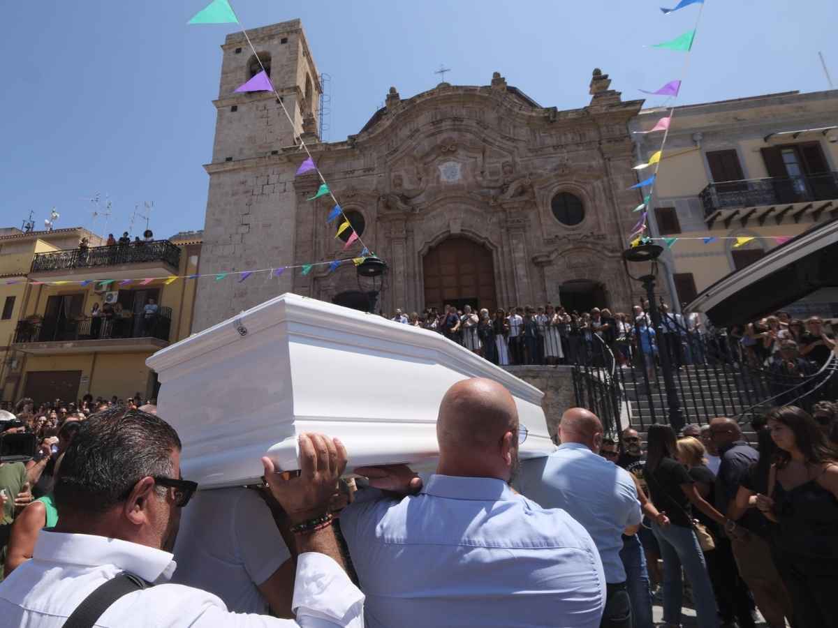 La bara di Simona Cinà mentre entra in Chiesa a Capaci