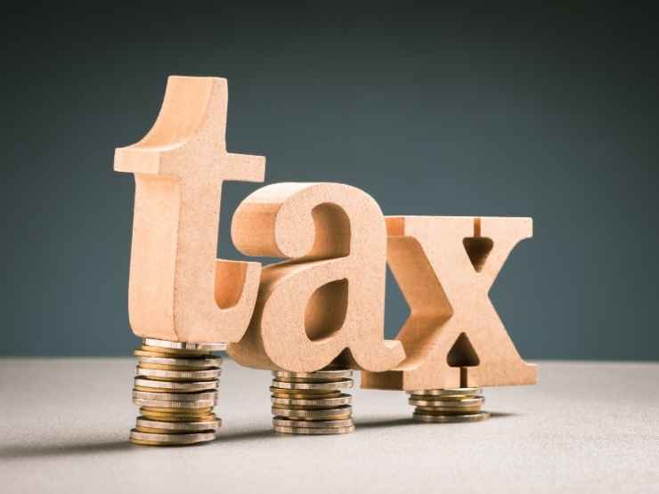 La scritta tax, in arrivo il bonus sociale rifiuti