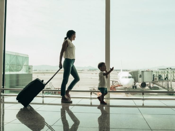 Mamma e figlio in aeroporto prima di partire per le vacanze