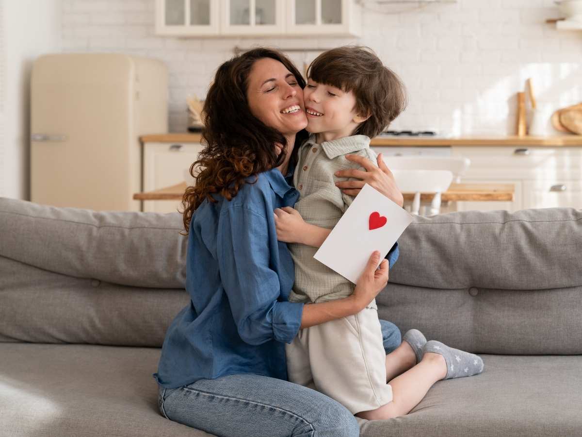 La madre abbraccia il figlio dopo che lui le ha dato una lettera che ha scritto
