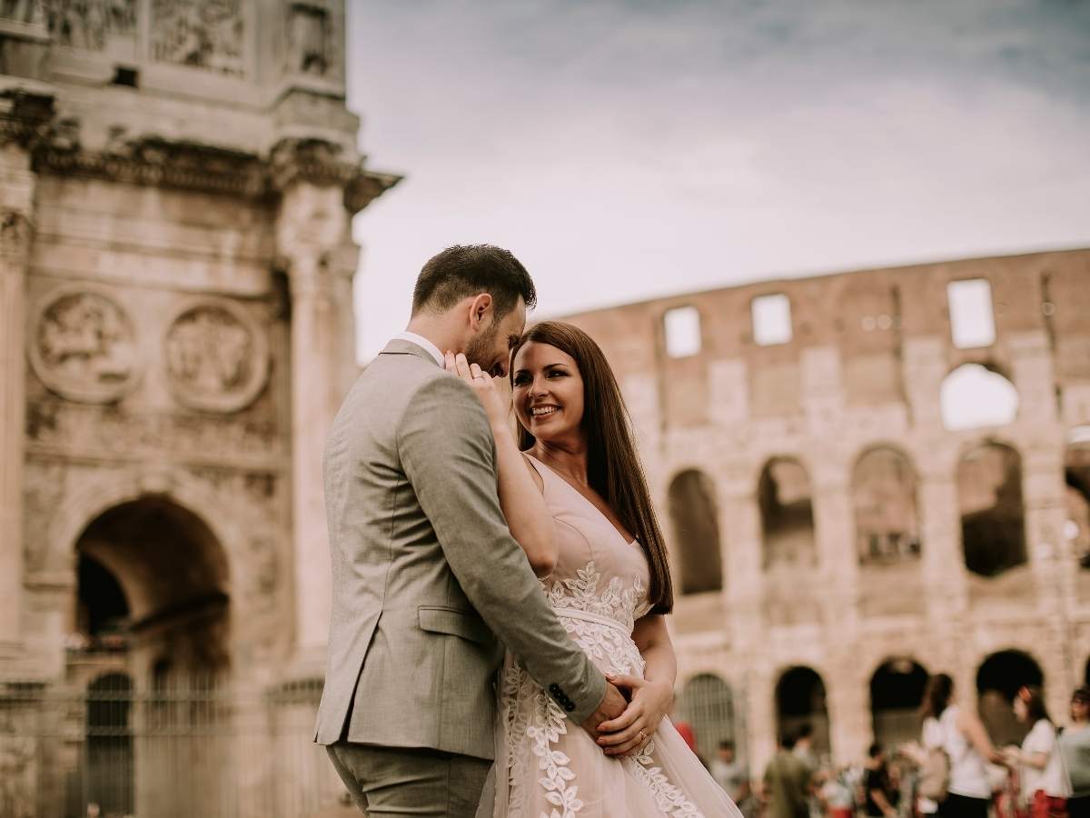 Una coppia di sposi posa a Roma al loro matrimonio