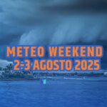 Sullo sfondo un temporale estivo al mare, in primo piano il meteo del weekend 2-3 agosto 2025