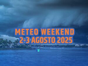 Sullo sfondo un temporale estivo al mare, in primo piano il meteo del weekend 2-3 agosto 2025