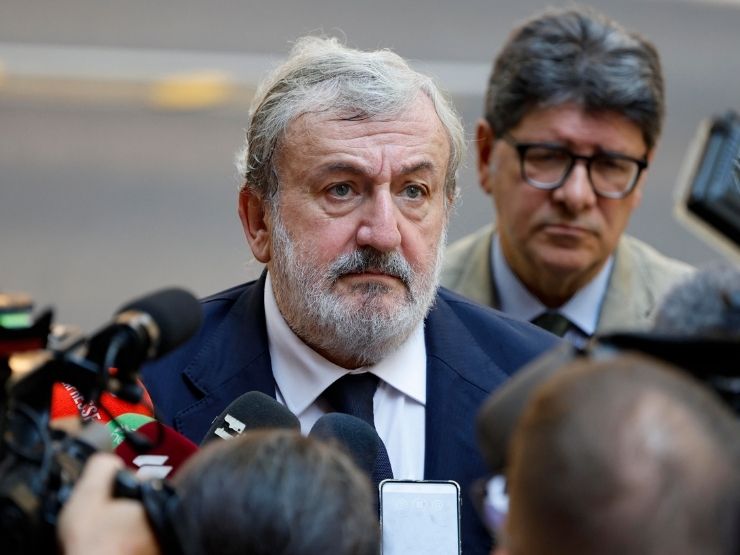 Il presidente della Regione Puglia Michele Emiliano parla con i giornalisti prima del tavolo al Mimit sull'ex Ilva