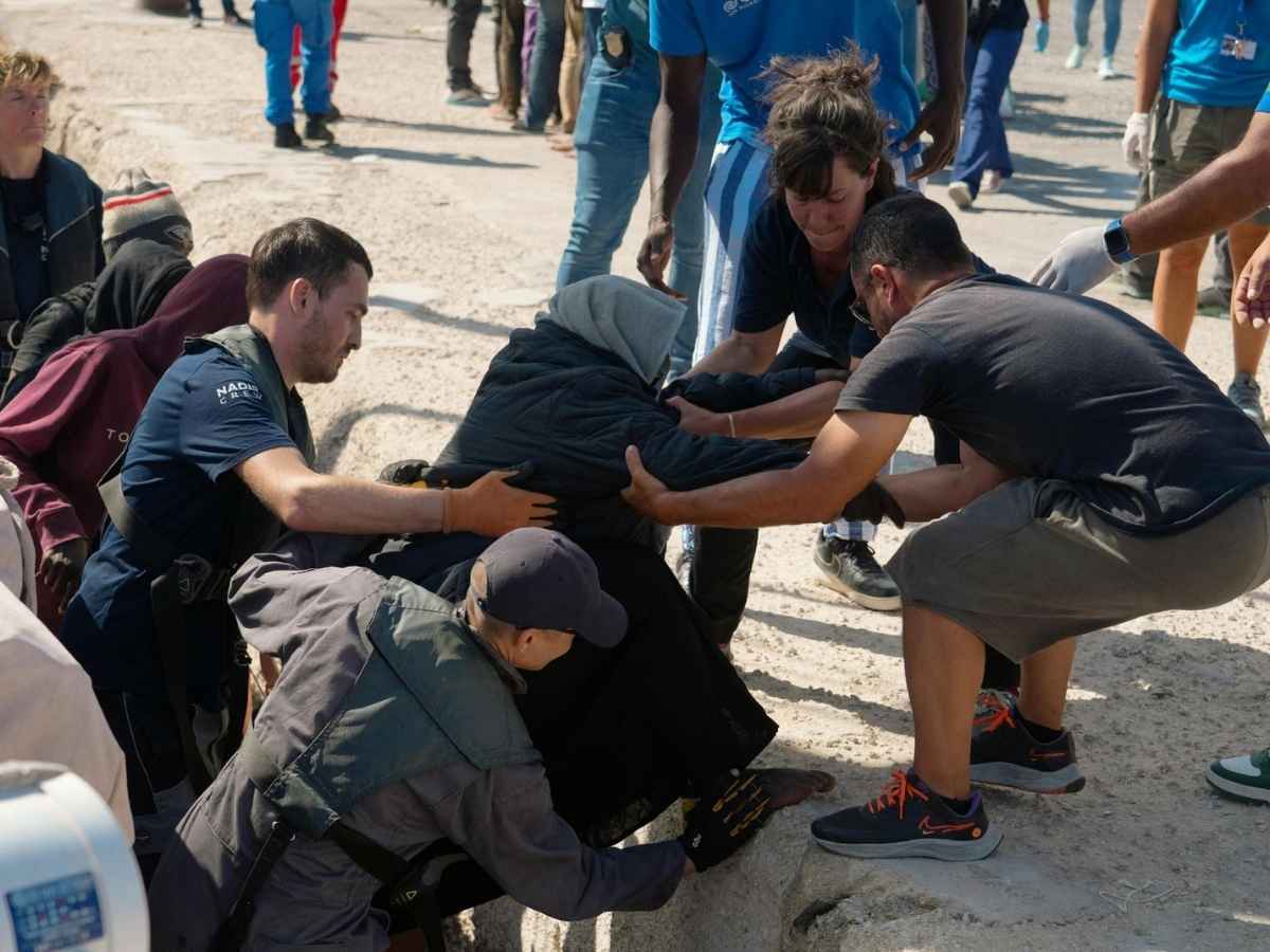 Donne incinte e neonati nel mare in tempesta, salvati dodici dispersi nel Mediterraneo: “Bimbi gravemente disidratati e ipotermici” Donne incinte e neonati nel mare in tempesta, salvati dodici dispersi nel Mediterraneo: “Bimbi gravemente disidratati e ipotermici”