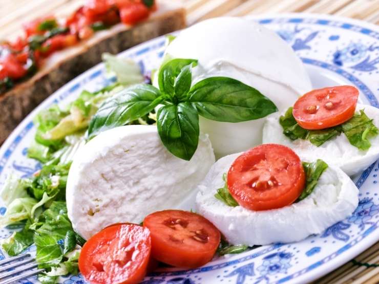 Un piatto di caprese (mozzarella, pomodoro e basilico)