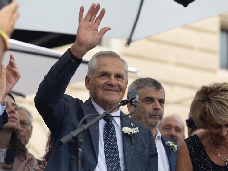 Paolo Bolognesi saluta il pubblico dopo il suo ultimo discorso come presidente dei parenti delle vittime del 2 agosto al 45esimo anniversario della strage 