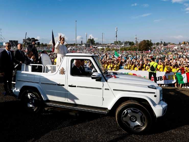 Papa Leone XIV in Papamobile tra i giovani a Giubileo
