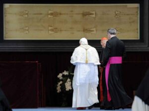 Papa Ratzinger durante un'ostenione della Sindone a Torino
