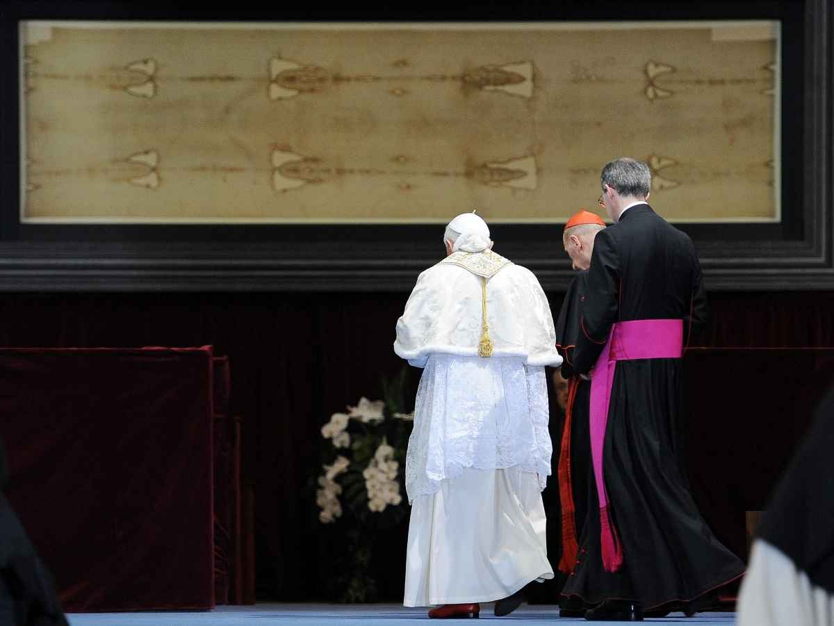 Sindone, un antico manoscritto ne sfida l’autenticità. L’esperta: “Non è una prova, non avevano strumenti. Credevano anche che il Sole girasse intorno alla Terra” Sindone, un antico manoscritto ne sfida l’autenticità. L’esperta: “Non è una prova, non avevano strumenti. Credevano anche che il Sole girasse intorno alla Terra”