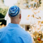 Persona di religione ebraica con la kippah