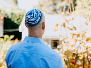 Persona di religione ebraica con la kippah