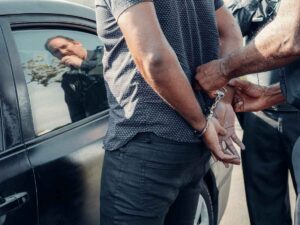 Una persona arrestata dopo essere stata fermata dalla polizia