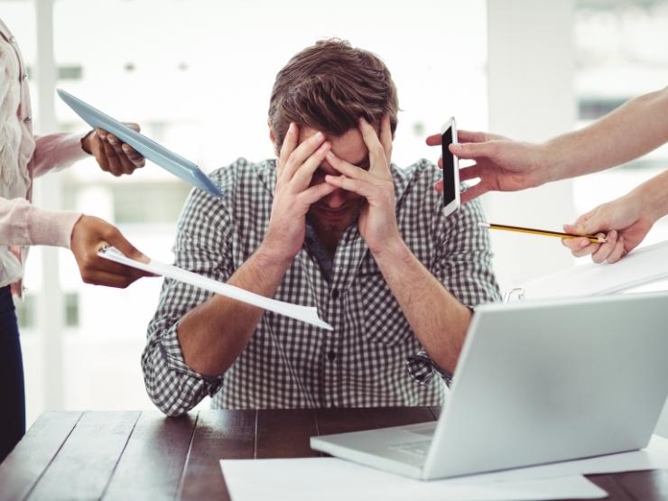 Persona stressata dai colleghi al lavoro