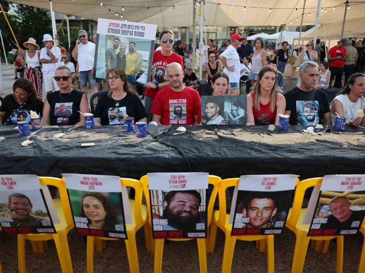 Cittadini in piazza a Tel Aviv per chiedere la fine della guerra a Gaza