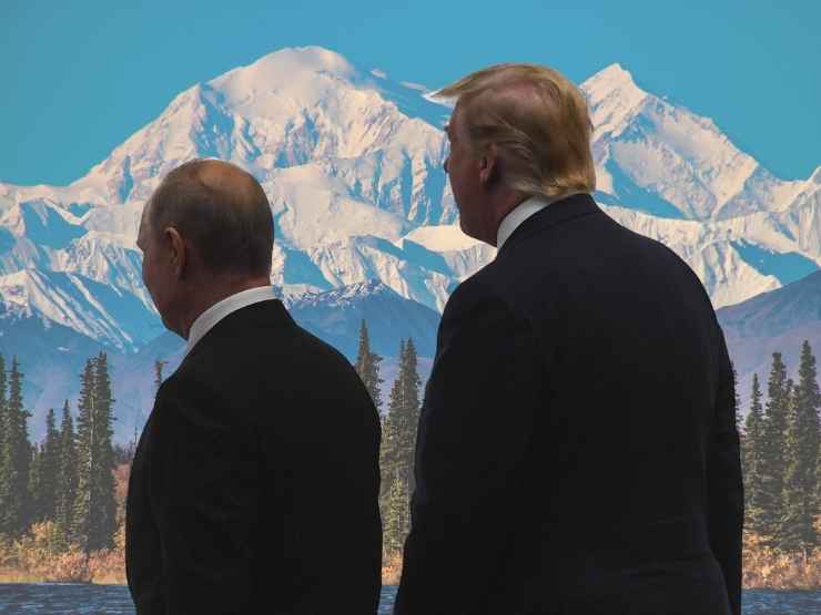 Putin e Trump di spalle, sullo sfondo i ghiacci dell'Alaska