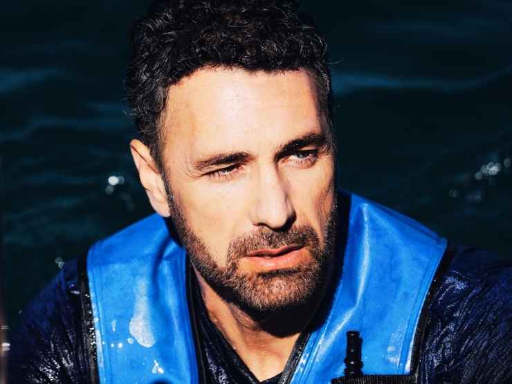 Raoul Bova in primo piano, depositata la sua espressione occhi spaccanti all'Ufficio brevetti