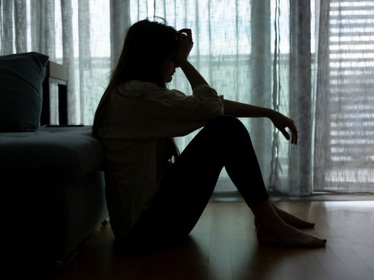 Ragazza triste chiusa nella sua stanza