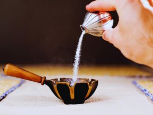 Una persona versa il sale da cucina