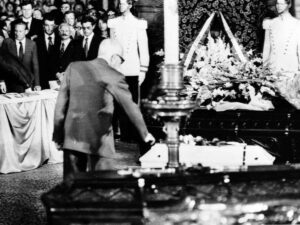 Il presidente della Repubblica Sandro Pertini ai funerali delle vittime della Strage di Bologna
