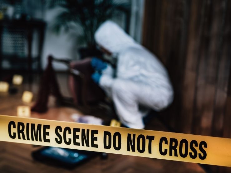 Scena del crimine isolata mentre la polizia scientifica effettua i rilievi