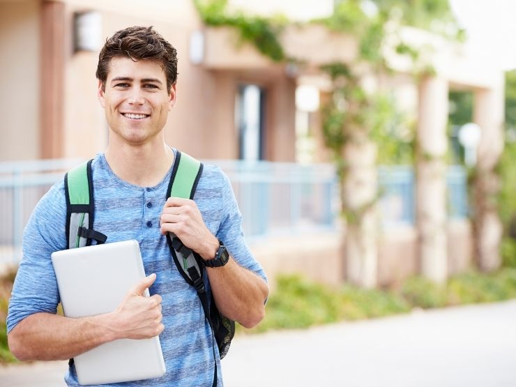 Studente fuori dalla scuola