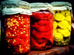 Tre barattoli di conserve, in Italia è allarme botulino