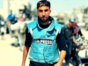 Un giornalista al lavoro a Gaza, strage al Nasser